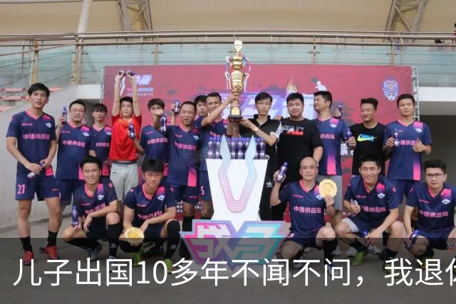 儿子出国10多年不闻不问，我退休去查存折，银行柜员突然愣住：大爷，您账上刚转进几百万
